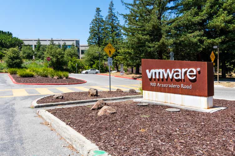 VMware sets Oct. 23 deadline for electing Broadcom deal consideration (NYSE:VMW)