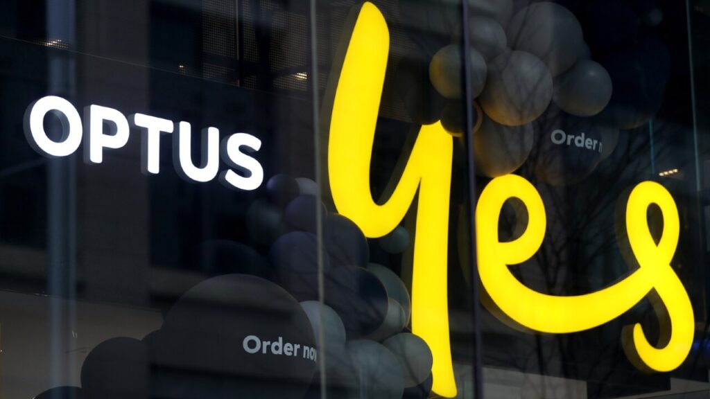 Customers turn on Optus as fallout from outage deepens