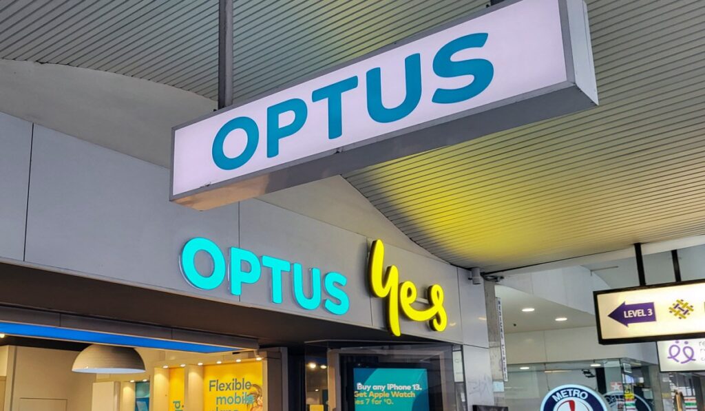 Government investigates Optus outage after hundreds unable to access 000